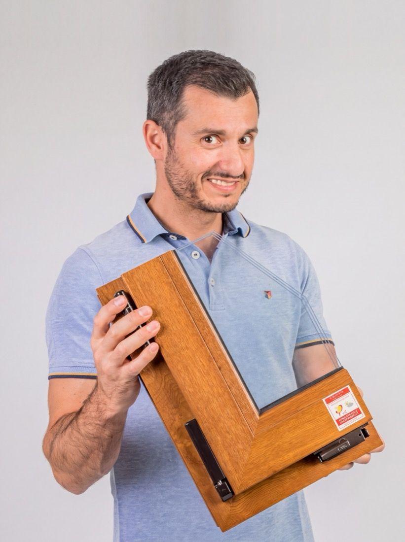 Abel Campos con una escuadra de ventana